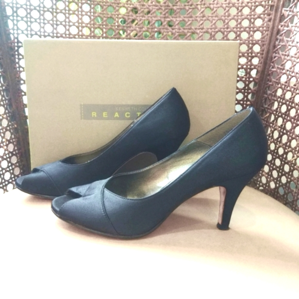 Kenneth Cole classic peeptoe black pump low heel leather sole size US 7.5 EUR 38